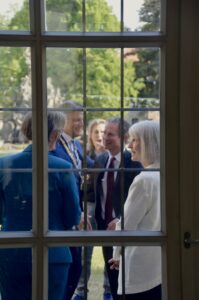 Durch das Fenster fotografiert, Prof. Sikkink im Gespräch mit Professor(innen) und dem Präsidenten
