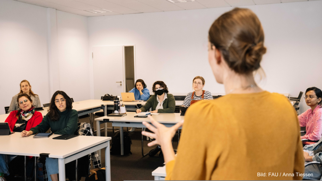 M.A. Human Rights Studierende mit Janina Heaphy, die erklärt