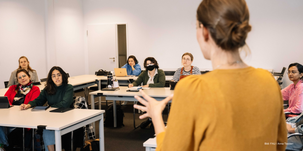 M.A. Human Rights Studierende mit Janina Heaphy, die erklärt