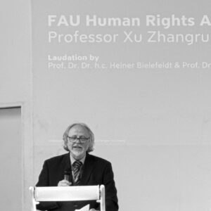 Prof. Dr. Dr. h.c. Heiner Bielefeldt hält Laudatio auf den Preisträger.(Bild: FAU CHREN/Natalia Wrzaszczyk)