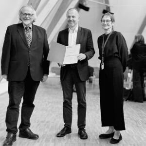 v.l.n.r.: Prof. Dr. Dr. h.c. Heiner Bielefeldt, VP People Prof. Dr. Andreas Hirsch, Prof. Dr. Eva Pils(Bild: FAU CHREN/Natalia Wrzaszczyk)