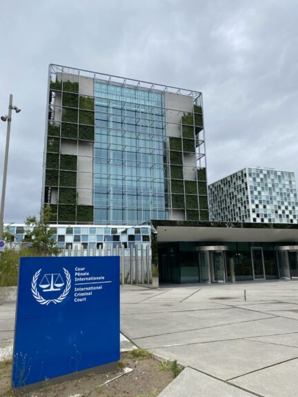 Der Internationale Strafgerichtshof in Den Haag. Beim Nürnberger Moot Court wird ein Verfahren vor diesem nachgestellt. Bild: FAU/Nathalie Schneider.